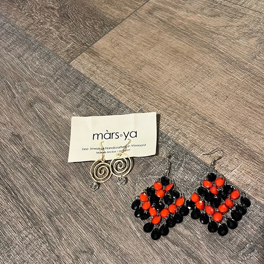2 pairs French hook earrings